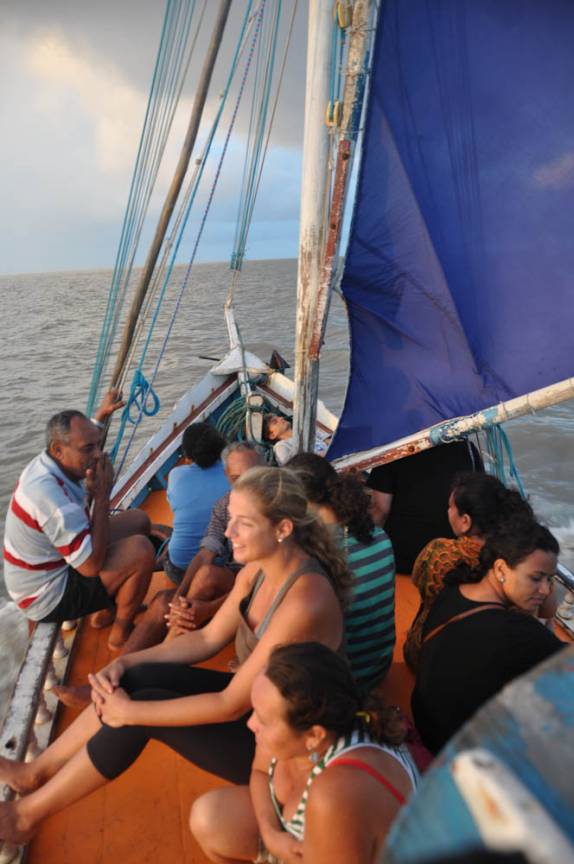 Barco lotado na viagem de volta da Ilha de Lençóis para Apicum Açu, nas Reentrâncias Maranhenses - MA